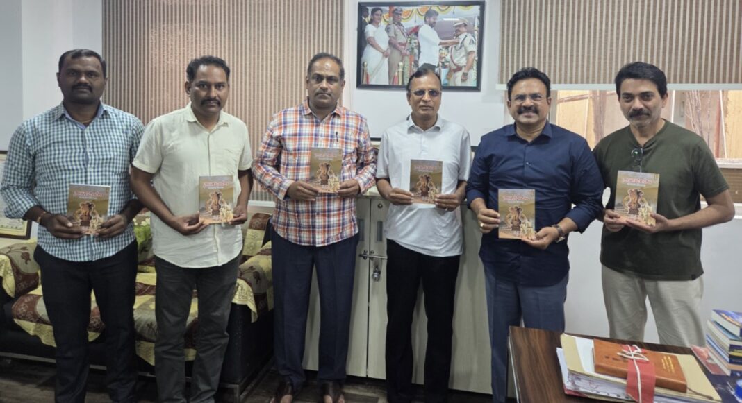 పోలీసుల త్యాగానికి అక్షర నీరాజనం